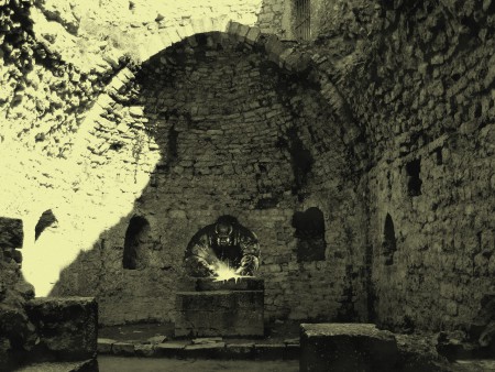 Nain du Chaos (illustration en provenance du livre de Forgewolrd "Tamurkhan and the Throne of Chaos sur un fond d'une photo du château de Peyrepertuse